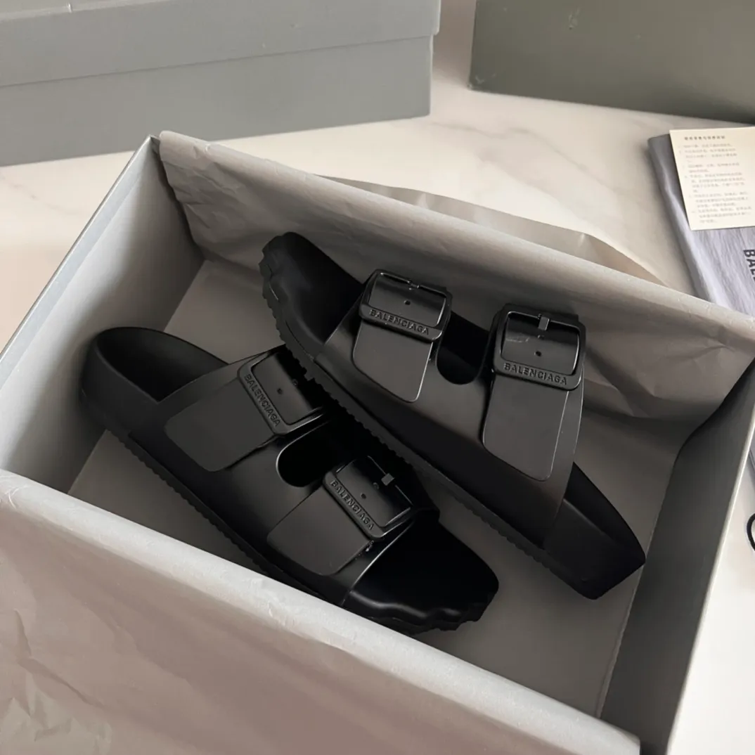 👟👟Ex-factory price 420👟👟 BALENCIAGA Balenciaga sunday mule Birkenstock series Balenciaga’s design style has always been obvious, dark, motorcycle, exaggerated and unusual. This pair of Birkenstocks worn by demna early in the morning are from the s👟👟factory price ring24 series. They have vague five fingers. They are cute and naive and very special. They take into account the concave shape and can also be worn daily. ▪Fabric: cowhide/suede ▪Inner: black cowhide ▪Wrapped leather platform/combination rubber outsole ▪Increased by 3cm ▪Adjust the loose pin buckle on the outside and embossed BALENCIAGA letters ▪Code number: 35-44 (women’s size 40, men’s size 45, customized)